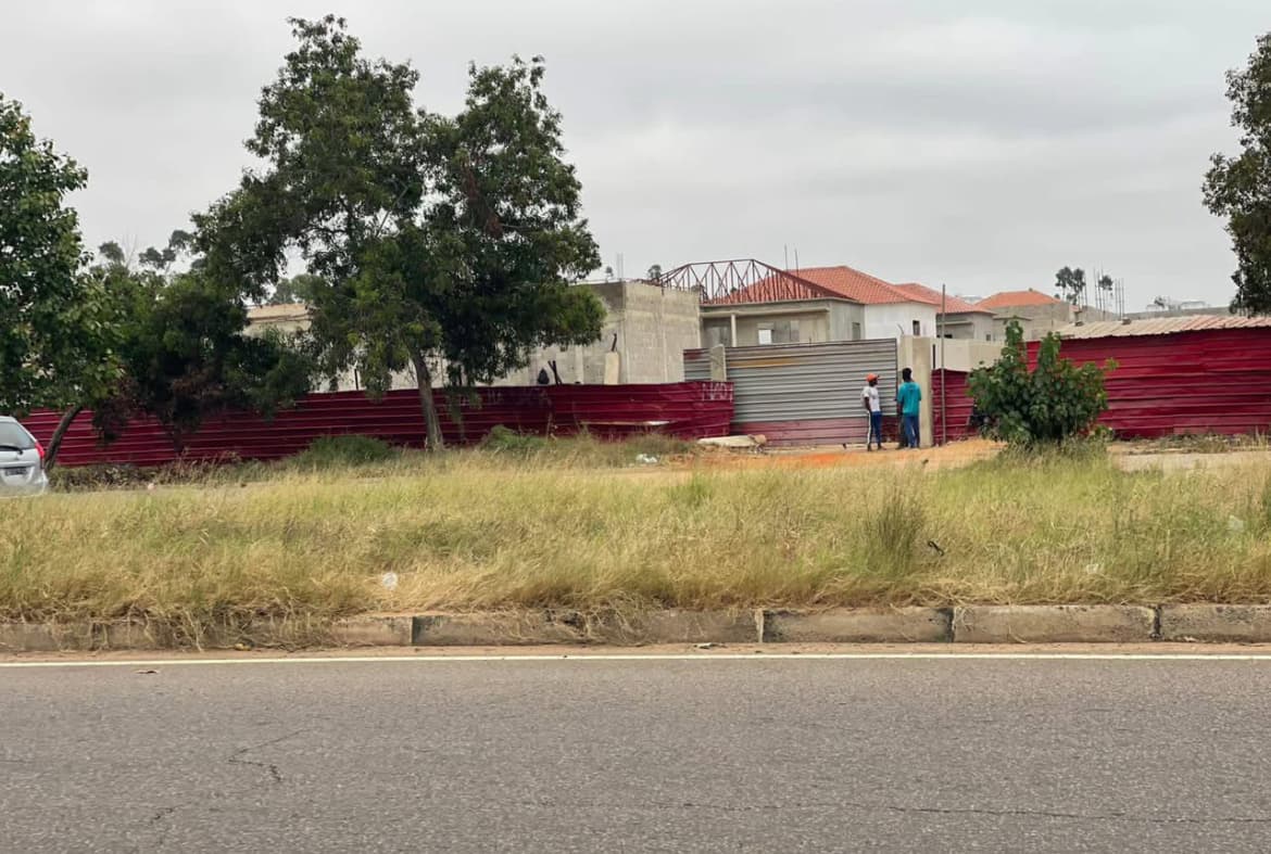 *À VENDA | FOR SALE* *🏡 Excelente Vivenda Inacabada (Tosca), Localizada no Kilamba, acesso fácil, asfaltado, privilegiado. Venha conhecer este imóvel.📍* Objetivo: Vender 🎯 Preço_Venda: 60.000.000,00 KZ negociável 💰 Tipologia: V3_ Térrea Execução: 76% Estado: Inacabada Tosca Documentos: Sob consulta Agende já a sua visita, para mais informações: em Luanda - T3