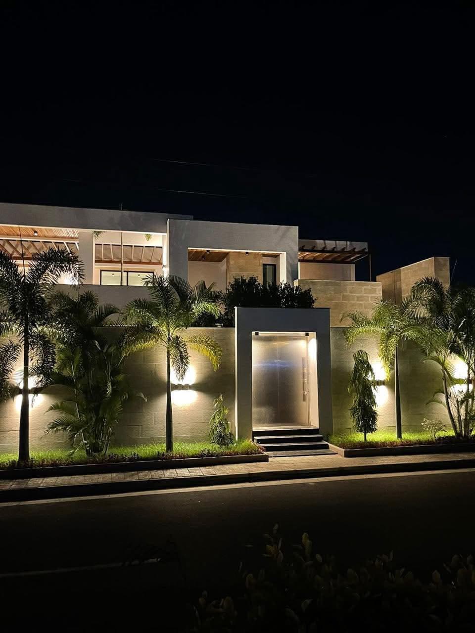 🏠VENDA/ FOR SALE🏠 VIVENDA V8 NO PATRIOTA Vivenda V8 no Patriota disponível para venda Descrição do imóvel: - 8 Quartos todos os quartos são suítes - 1 Sala de estar - 1 Sala de cinema - 1 Sala de jogo - 2 Cozinhas - 4 Wc's de apoio. Extras: - Quintal para mais de 6 viaturas - Ginásio - Gerador de 100 kvas - Piscina privativa - Lavandaria - Tanque de água de 30 ml litros - Sistema de purificação da água - O imóvel contém um sistema de ar condicionado industrial. Valor da venda: 1.500.000 USD negociável 👨🏽💻representante directo👨🏽💻 em Luanda - T8