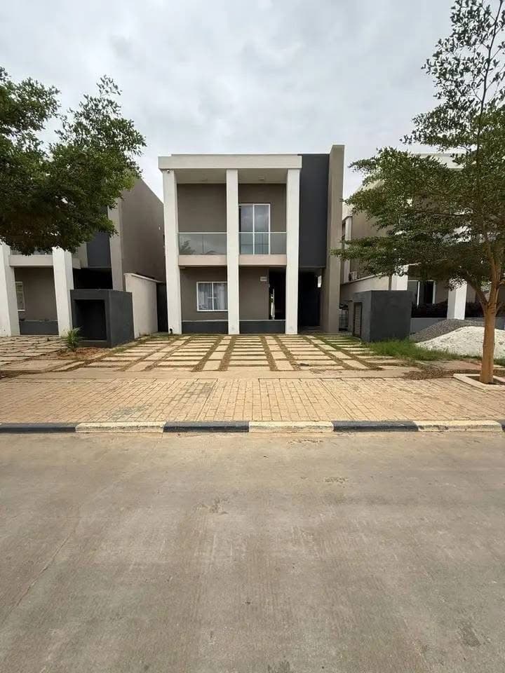 Moradia T3 Duplex 📍 Urbanização Boa Vida Condomínio III VENDA por Kz 250.000.000,00 - 2 Quartos - 1 Suite master - Sala comum - WC de apoio - Cozinha equipada em Luanda - T3