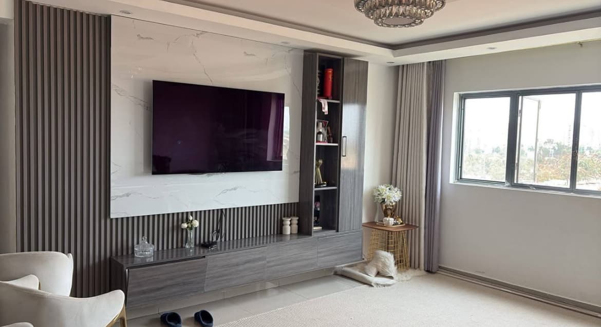 Vendo Apartamento no Kilamba T3 no Kk 5000 Apartamento Acabado, Teto Falso, Raquer física e Todo ele Mosaicado Prédio Limpo e com Segurança A06B 1-Sala 2-Uma Cozinha Equipada 3- Quartos um deles Suite 4- uma Despensa 35.000.000kzs Totalidade Preço bem negociável no terreno 3' andar Negociável em Luanda - T3