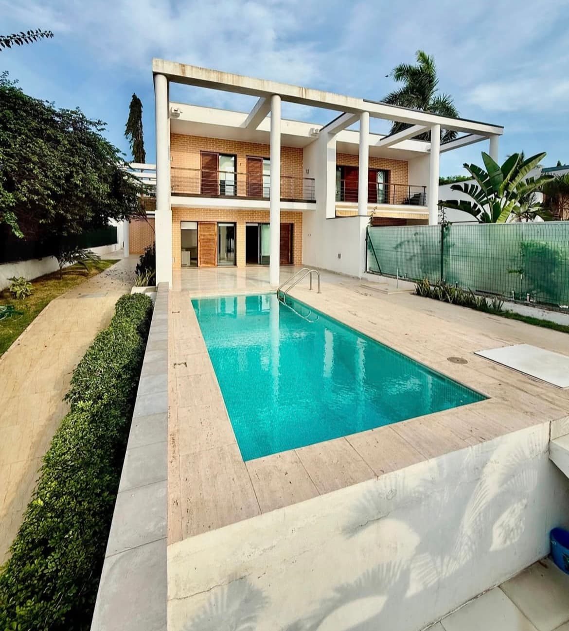 VENDA: VIVENDA V4 DUPLEX NO MORRO BENTO 💰 750.000.000,00 AOA Apresentamos esta excelente vivenda V4 duplex, localizada numa das zonas mais valorizadas do Morro Bento, ideal para quem procura conforto, espaço e privacidade. O imóvel dispõe de: • 4 quartos amplos e bem iluminados; • Sala espaçosa de estar e jantar, perfeita para convívio familiar; • 2 cozinhas funcionais; • Escritório, ideal para trabalho remoto ou estudo; • 3 casas de banho de apoio; • Piscina privativa; • Quintal amplo, ideal para lazer e eventos; • Estacionamento com capacidade para várias viaturas. Esta vivenda oferece um excelente equilíbrio entre conforto, funcionalidade e localização privilegiada. em Luanda - T5