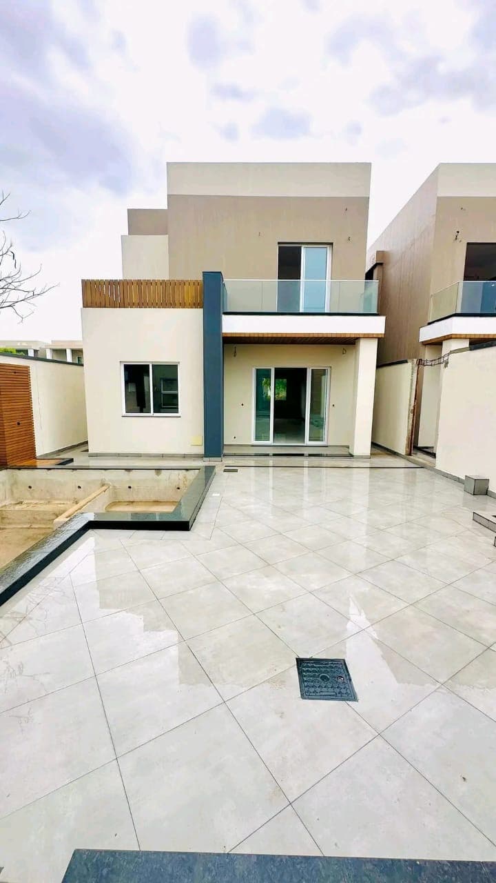 Vende-se uma vivenda t3+1 no Condomínio Boa Vida em Luanda